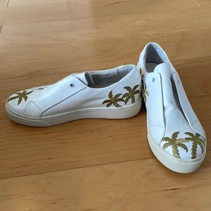 Barely worn leather sneakers with gold embroidery